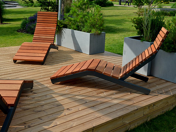 Traditional-style wooden deck